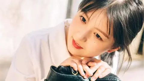 成都体育生跳越10把椅子