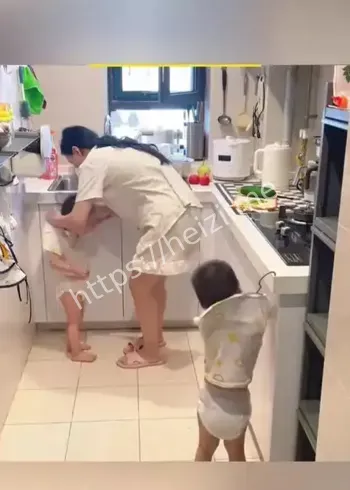 四川妈妈衣架教儿子做菜