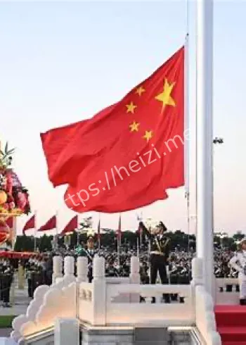 大学生熬夜看升旗